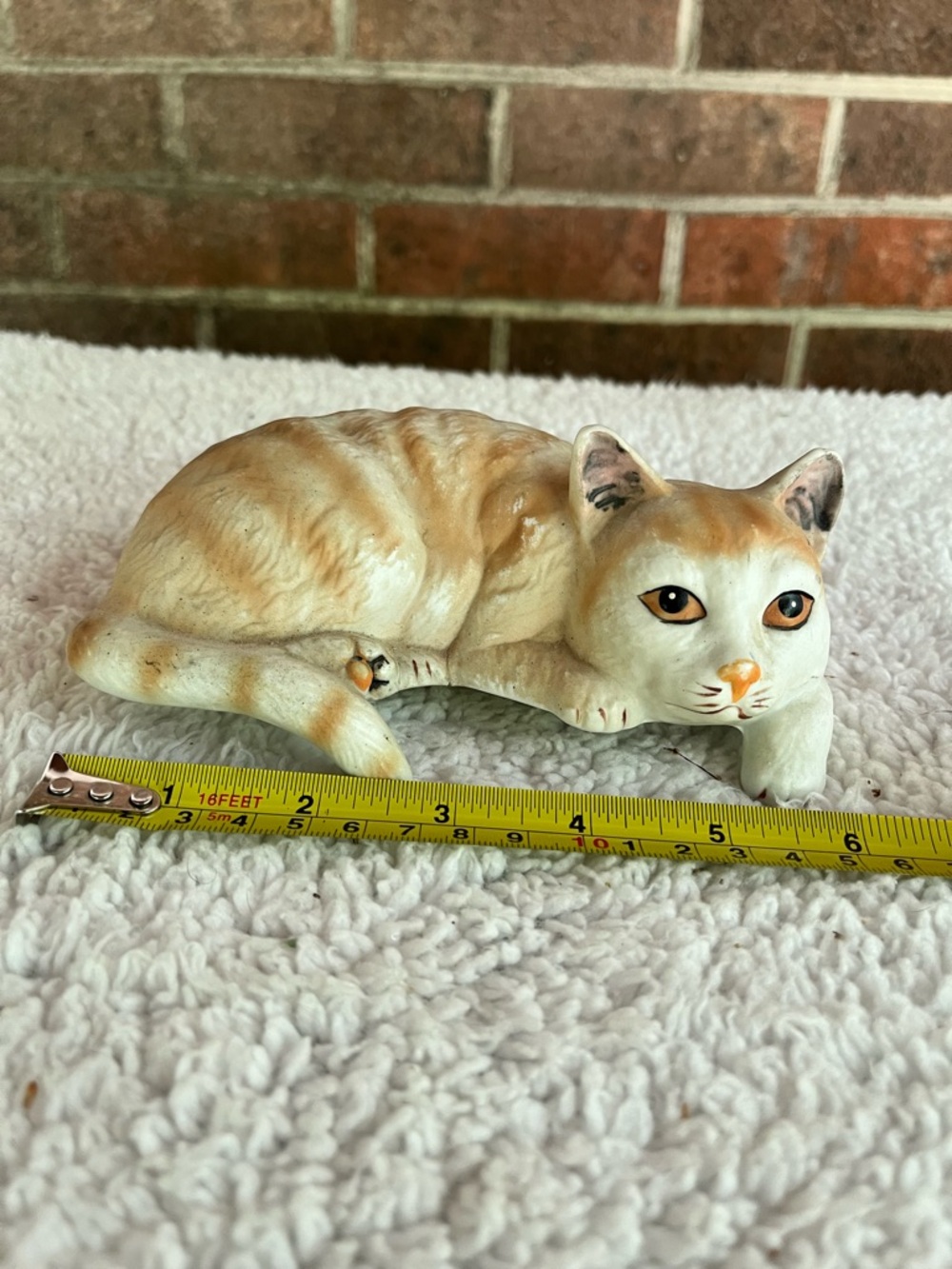 Vintage Tabby Cat Resting & Watching Shelf Sitter Ceramic Figurine Yellow Eyes - Picture 5 of 7